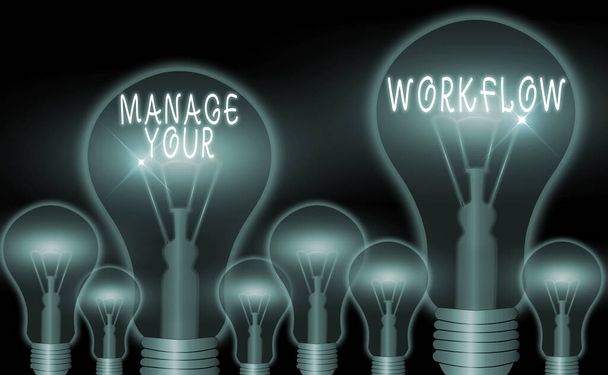 Schreiben einer Notiz, die zeigt, wie Sie Ihren Workflow verwalten. Business-Foto zeigt Organisation und Management der Arbeitskräfte zur Steigerung der Büroproduktivität. - Foto, Bild