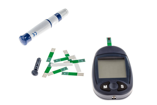 Cukorbetegség glükóz szint vérvizsgálat ultra mini glucometer készlet és egy kis csepp vér ujj és tesztcsíkok izolált fehér alapon.  - Fotó, kép