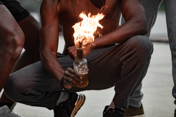 black man set fire on the bottle, protests over George Floyd death - Foto, afbeelding