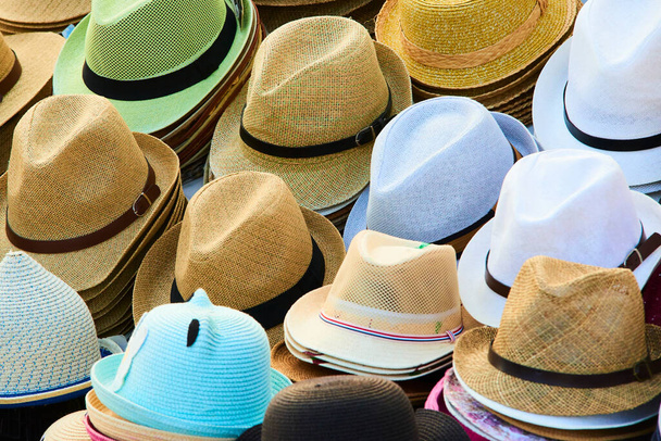 straw and summer season hats on the shelves in market  - Φωτογραφία, εικόνα