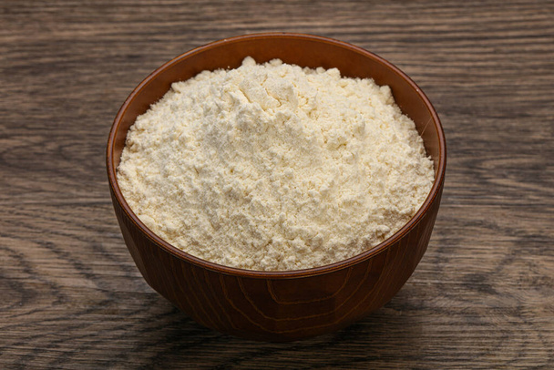 Montón de harina de trigo en el tazón para cocinar - Foto, imagen