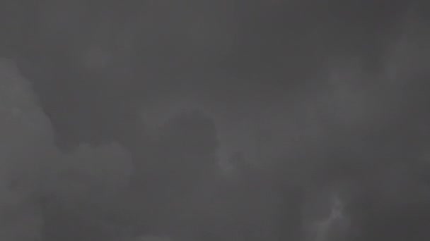 Time Lapse Nagranie z poruszającego się czarnego chmurnego nieba Przed burzą z czarną chmurą na końcu - Materiał filmowy, wideo