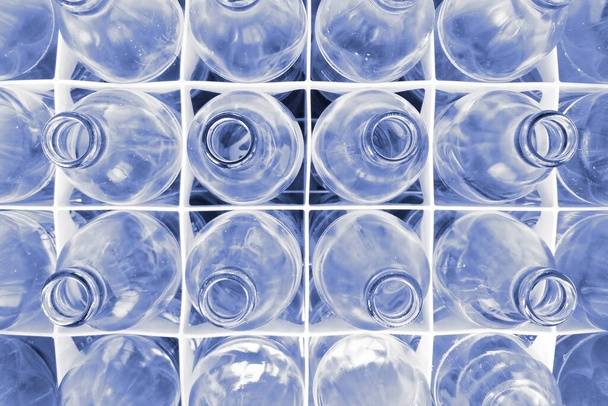 glazen flessen in plastic krat - Foto, afbeelding