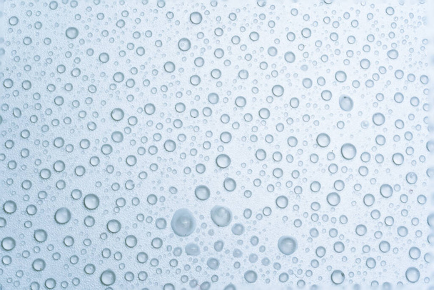 Gotas de agua sobre un fondo azul claro
 - Foto, Imagen