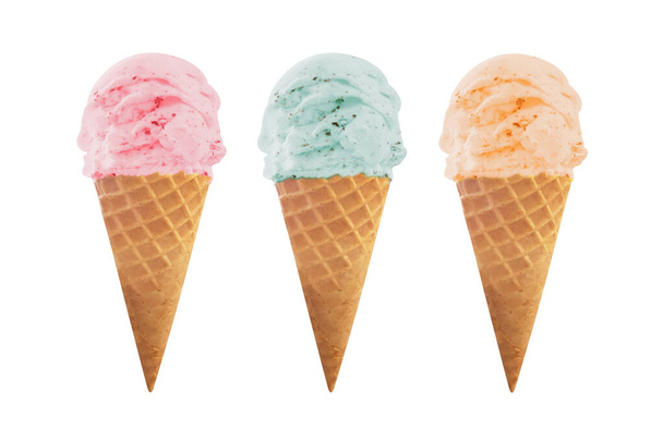 Конус мороженого изолирован на белом фоне - Фото, изображение
