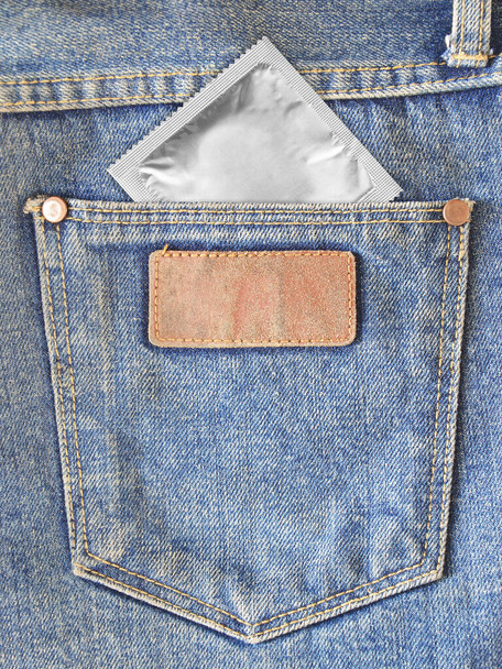 Condooms in de achterzak van jeans - Foto, afbeelding