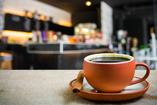 coffee cup on the table with blur coffee shop or cafe background - Foto, Imagen