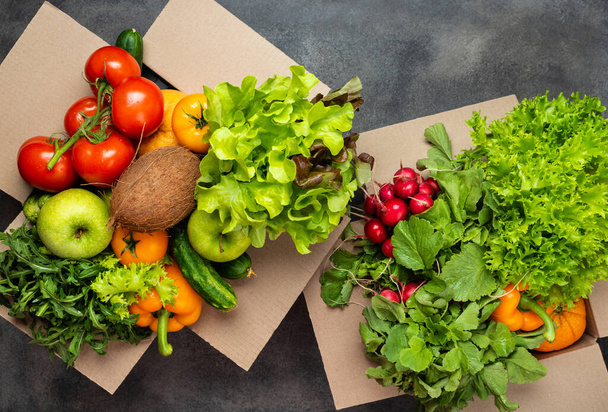 Bestelling en levering voedsel. biologische groenten in dozen bovenaanzicht. - Foto, afbeelding