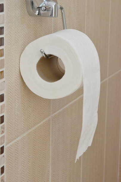 Tuvalet kağıdı tuvalette yuvarlanıyor. - Fotoğraf, Görsel