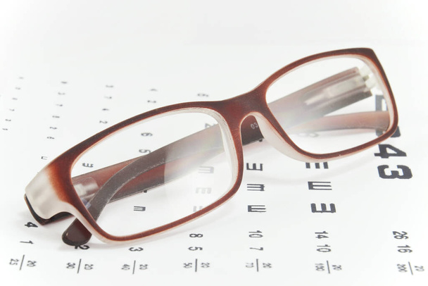 Bild der Brille auf weißem Hintergrund - Foto, Bild