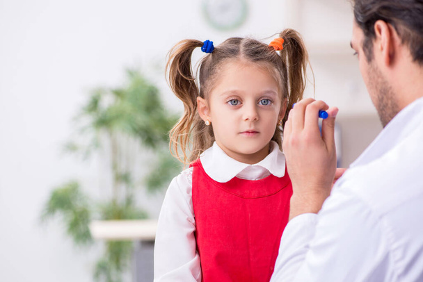 Kleines Mädchen besucht junge männliche Augenärztin - Foto, Bild