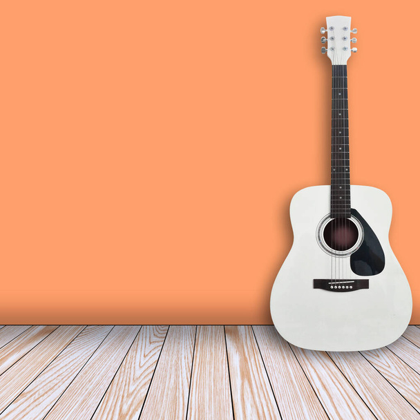 Guitarra acústica encostada à parede
 - Foto, Imagem