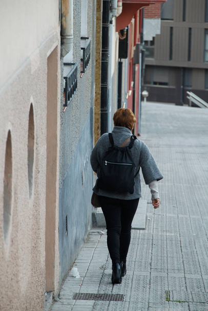donna che cammina per strada - Foto, immagini