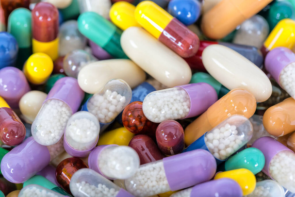 pillen en capsules op een witte achtergrond - Foto, afbeelding