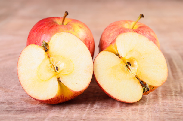 Яблоки на деревянном фоне
 - Фото, изображение