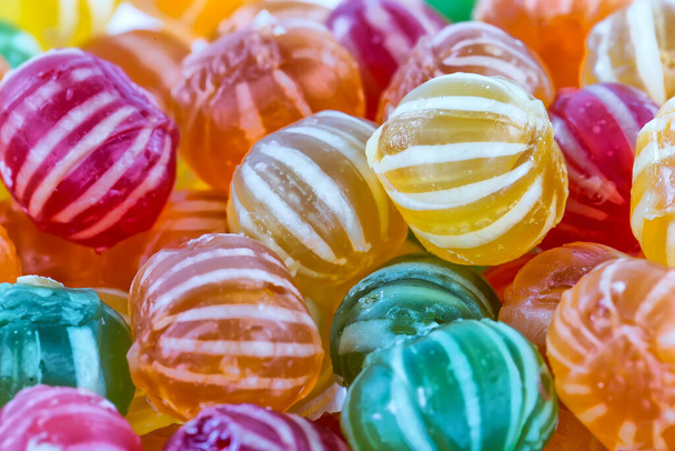 Beyaz arkaplanda renkli şekerler - Fotoğraf, Görsel