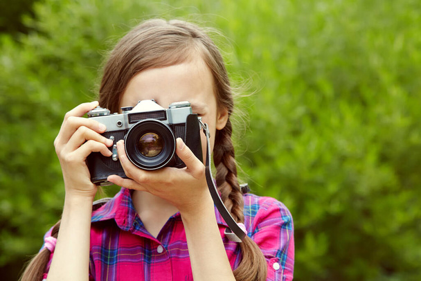 teenage girl with a camera. old photo camera. youth lifestyle. - Foto, imagen