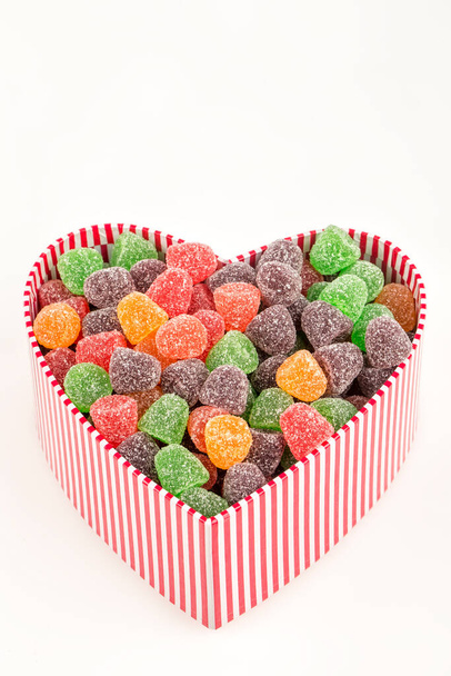 pohled na krabici ve tvaru srdce s barevnými bonbóny - Fotografie, Obrázek