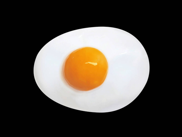 sahanda yumurta siyah arkaplanda izole - Fotoğraf, Görsel