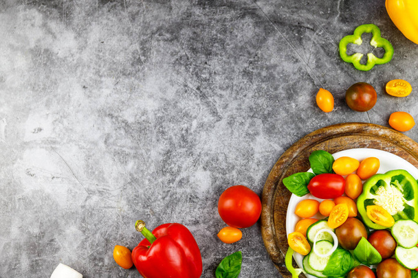 Frische Bio-Zutaten für die Salatzubereitung: Avocado, Tomaten, Basilikum auf rustikalem Hintergrund, Draufsicht. Flachlage mit Platz für Text. Veganes und gesundes Lebensmittelkonzept - Foto, Bild