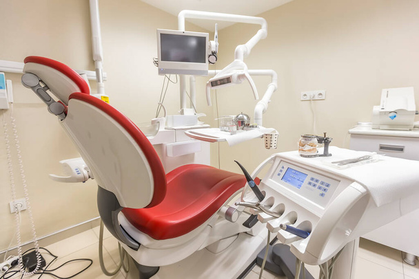 Klinikinnenraum mit moderner Zahnarztpraxis, weißen Möbeln und grauer Arbeitsplatte - Foto, Bild