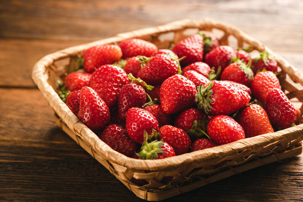 Fresh strawberries in basket - Φωτογραφία, εικόνα