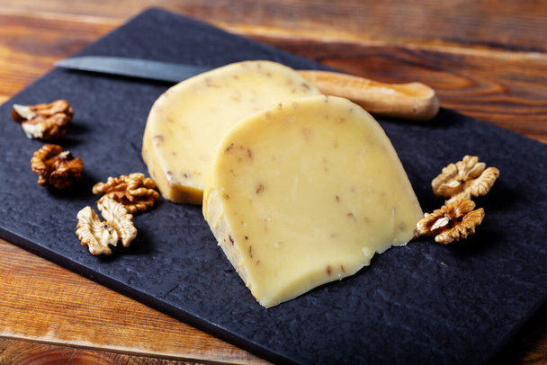 Köstlicher Gouda-Käse mit Walnüssen - Foto, Bild