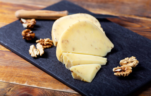 Πεντανόστιμο τυρί γκούντα με καρύδι - Φωτογραφία, εικόνα