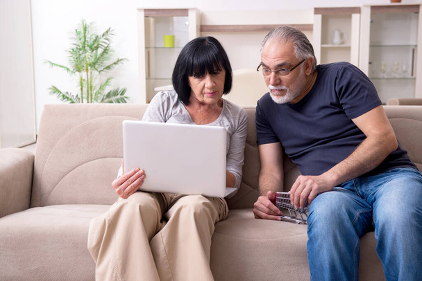 Old couple doing the online shopping - Foto, Imagen
