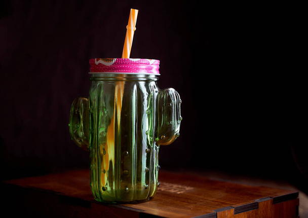 Πράσινο ποτήρι κοκτέιλ σε σχήμα κάκτου σε μαύρο φόντο. Υψηλής ποιότητας φωτογραφία - Φωτογραφία, εικόνα