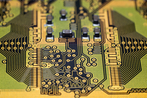 Macro foto de placa de circuito impresso dourado do módulo de memória de alta velocidade. Exemplo de tecnologia de roteamento de PCB de passo fino
. - Foto, Imagem