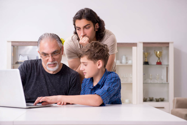 Nagyapa új technológiát tanul a fiától és unokájától. - Fotó, kép