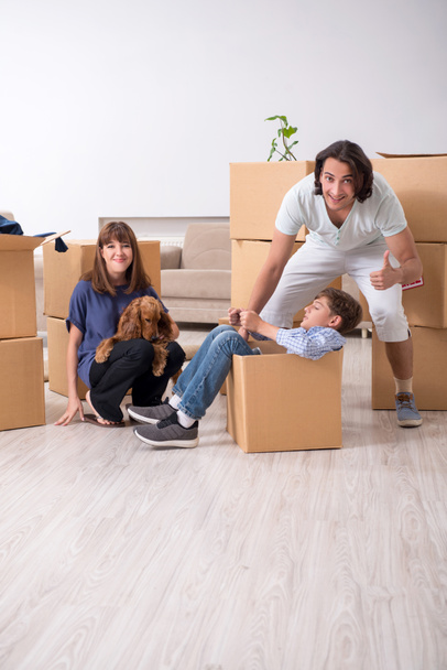 Jovem família se mudando para novo apartamento - Foto, Imagem