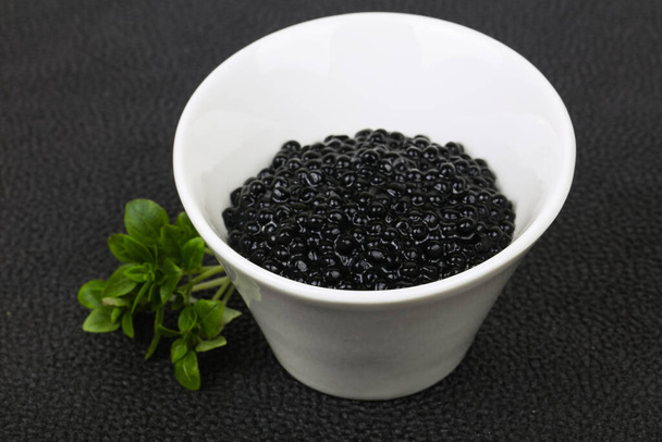 Caviar negro de lujo en el tazón - Foto, imagen