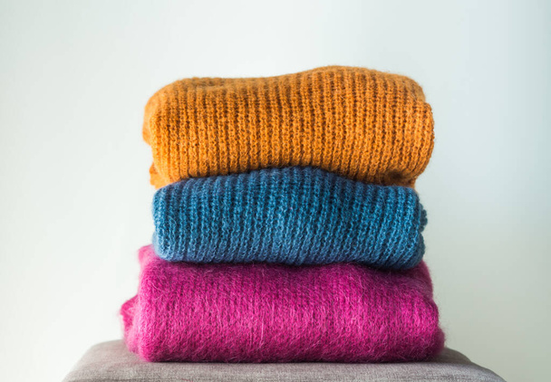 Przytulne zimowe kolorowe wełniane swetry - Zdjęcie, obraz
