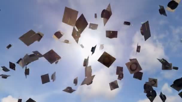 Tappi di laurea accademica gettando nel cielo sfondo, laurea universitaria - Filmati, video