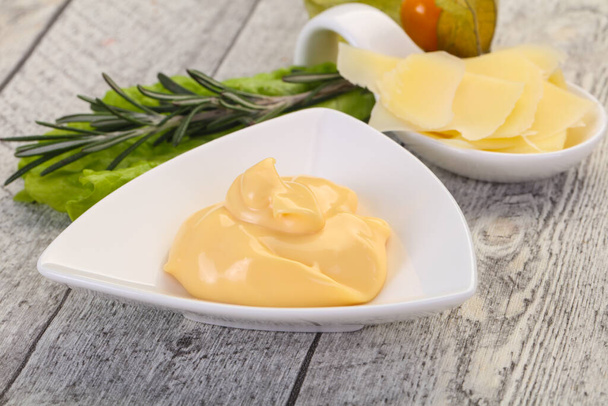 Salsa de queso en el tazón servido en rodajas de parmesano - Foto, Imagen