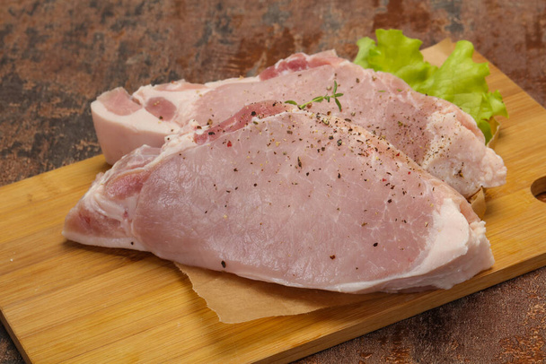 Carne de cerdo cruda filete listo para la parrilla - Foto, imagen