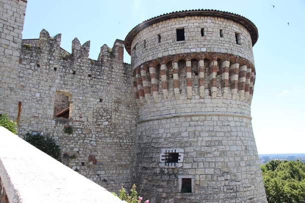 Castelo antigo em Brescia, uma cidade no norte da Itália
 - Foto, Imagem