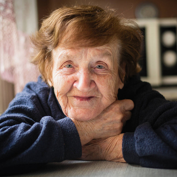 Evinde neşeli yaşlı bir kadının portresi. Yaşlı emekliler. - Fotoğraf, Görsel