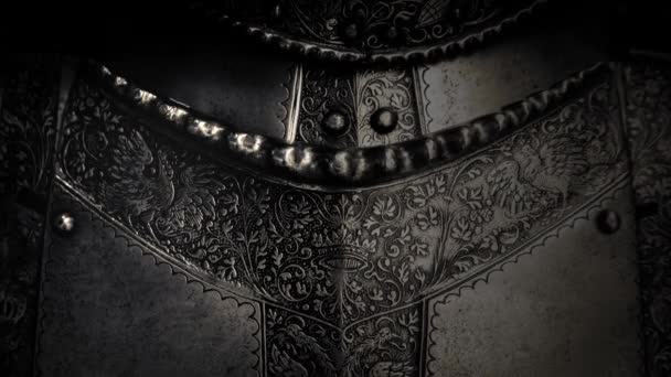 Światło przesuwające się nad napierśnikiem średniowiecznego garnituru rycerskiej zbroi - Materiał filmowy, wideo