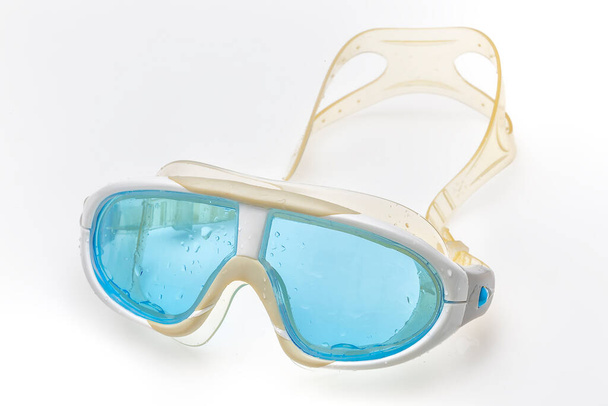 gafas de baño aisladas sobre fondo blanco - Foto, Imagen
