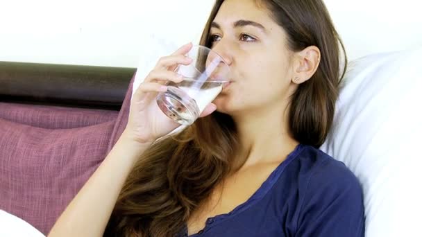 mujer joven bebiendo agua - Imágenes, Vídeo