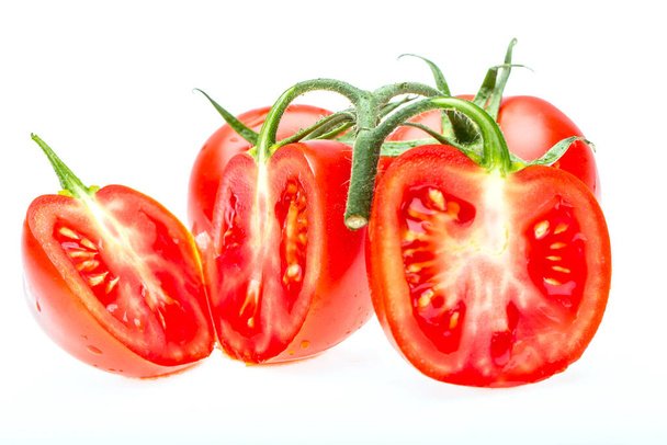 Φρέσκια ζουμερή κόκκινη ντομάτα με κομμένο στη μέση απομονωμένη σε λευκό φόντο. - Φωτογραφία, εικόνα