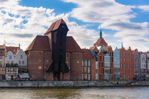Mittelalterlicher Hafenkran in der Danziger Altstadt am Fluss Motlawa - Foto, Bild