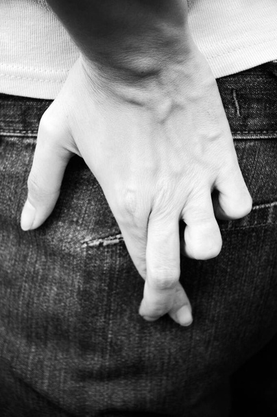 Человек скрестивший пальцы за Хоуп - Фото, изображение