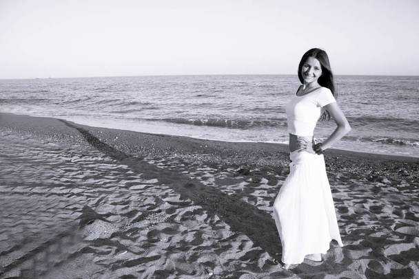 Женщина, одетая в белое босиком на пляже. Смолинг
 - Фото, изображение