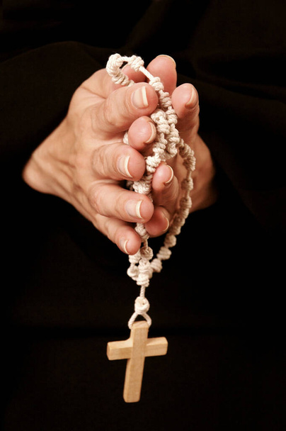 Kezek felnőtt nő imádkozó rózsafüzért - Fotó, kép
