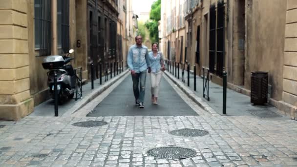 Couple walking on street - Materiał filmowy, wideo