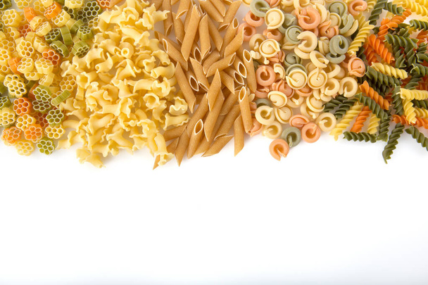 Pasta-Set, italienische Nudeln und Makkaroni. Restaurant köstliche Speisekarte. Flache Cartoon-Pasta isoliert auf weißem Hintergrund. - Foto, Bild